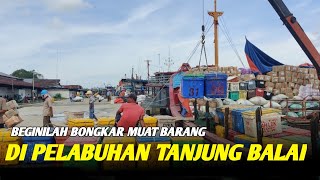 Proses bongkar muat Kapal di pelabuhan Tanjung balai