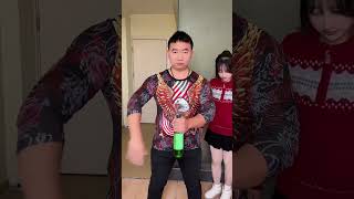 中国气功：徒手拍碎玻璃瓶Chinese Qigong: Breaking a glass bottle with bare hands