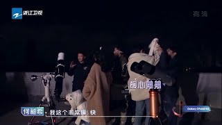 #何昶希 追着给#吴奇隆 围围巾 暖心弟弟好可爱！《追星星的人》EP4 花絮 20210521 [浙江卫视官方HD]