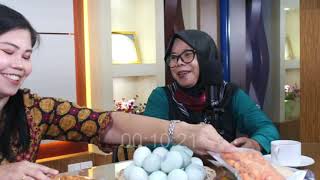 Kisah Sukses UMi: Kreativitas dengan Dukungan Modal | #PodcastJawara hosted by Indah ft Ibu Sunaenah