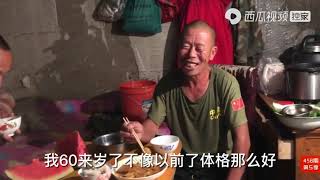 农民王小：东北爷们咋心疼媳妇？大雨刚停4人忙吃口饭，西瓜当菜