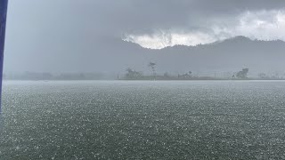 Lake Vibes στη δυνατή βροχή | Χαλαρωτική βόλτα με μηχανοκίνητο σκάφος με εκπληκτική θέα.