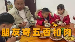 朋友给二哥寄来两碗五香扣肉，源源一口气吃了三块，这味道杠杠的【柳州二哥】