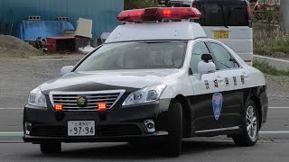 事故による交通規制を行うパトカー