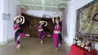 students of Soumyanjali Nrutyakala performing staee.Akankhya,soumyashree and Ritushree