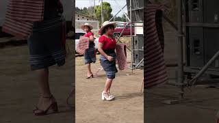 Con la musica del toca toca baila el convite femenino de Momostenango