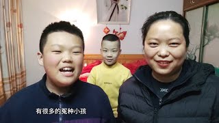 母子骑行回家过年欢乐读评论时间