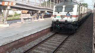 PURVOTTAR SAMPARK KRANTI EXPRESS पूर्वोत्तर संपर्क क्रांति एक्सप्रेस Overtaking Sangam Express!!