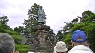 石川県金沢市「兼六園」土産店の観光ガイドさんのガイド風景