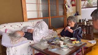 【おばあちゃんねる】92歳おばあちゃんが起きないので、86歳お袋と2人だけの静かな昼食