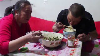 The farmer couple put the sheep home and eat instant noodles mixed with chili, delicious!