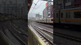 中央線と総武線の電車が来たぞ！雨の朝 - 飯田橋駅 The Chuo line and Sobu line is approaching - rainy day - Iidabashi Sta.