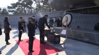 Pedro Sánchez realiza una ofrenda floral en el Cementerio Nacional de Seúl