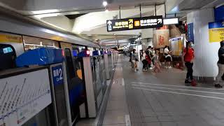 台北捷運板南線台北站18:56分拍攝開往南港展覽館的高運量系統鋼輪鋼軌式捷運列車