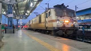 Tamilnadu Superfast Express Arriving at CHENNAI CENTRAL || 12622 NEW DELHI to MGR CHENNAI CENTRAL