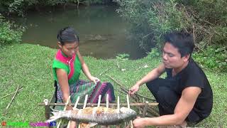 Primitive technology - Finding food skills catch big fish and cooking fish - Eating delicious