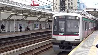 高津駅（DT09）に到着する東急5000系5114F（各駅停車押上行き）