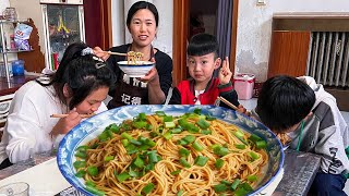 下雨不上山，在家做臊子面，臊子浓香面劲道，孩子们吃的真开心【农家的小勇】