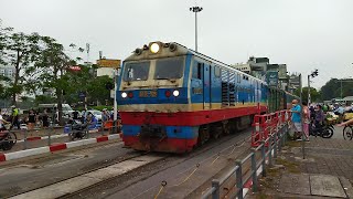 (25/4/2022)D19E-928 Kéo Tàu Khách SE7 Qua Chắn Kim Liên