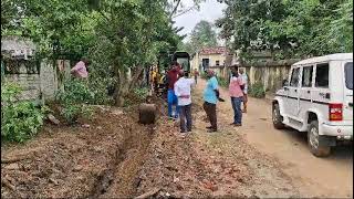 செங்குளம் நீர் வரும் வரத்து வாய்க்கால் சுத்தம் செய்வதை ஆய்வு செய்தபோது...