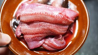 Is the eel oiled or blanched? See how the chef cooks, it must taste good