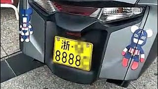 浙江一辆35万进口摩托车，挂8888车牌，网友：比劳斯莱斯还霸气！