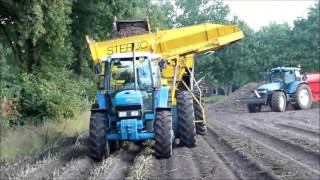 Loonbedrijf A.D. en J.J. Moed aan het aardappelen rooien in Onstwedde