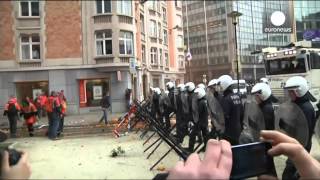Vidéo : violents heurts à Bruxelles, un policier reçoit un pavé en plein visage