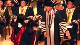 HK Polytechnic University president refuses to shake hands with masked students 香港理工大學校長拒絕與蒙面學生握手