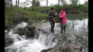 这个地方小竹笋太多了，小两口半小时拔了满满一背篓，乐坏了