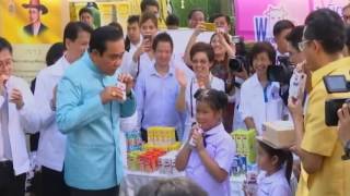 คลิปน่ารัก : นายกฯ แข่งดื่มนม-ทดลองรีดนมวัว