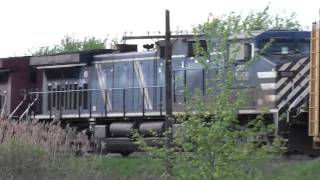 CP 9571 \u0026 CEFX 1058 pull this autorack/ intermodel westbound thru Tilbury. May 5 2010