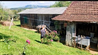 Só ela ficou nesta casa que morava seus familiares mas Deus está comigo aqui no rancho fundo...