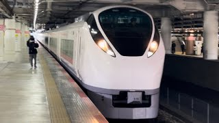 E657系ｶﾂK15編成が警笛を鳴らしながら北千住駅3番線を通過するシーン（2024.12.21.12:00）