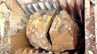 How a Fast Crusher is Crushing Rocks? How a yellow Industrial Rock Crusher works?#fastcrushing