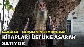 Sahaflar Çarşısı'nın sembol ismi kitaplarını üstüne asarak satıyor