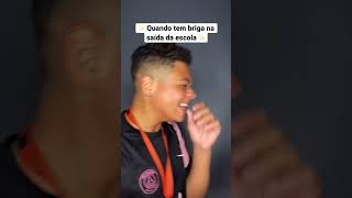 Quando tem briga na saída da escola 😂