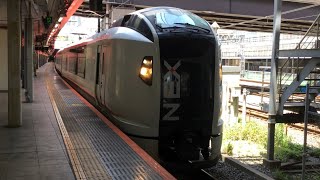 【新旧塗装の連結】特急成田エクスプレス成田空港行きE259系横クラNe010編成旧塗装＋Ne001編成新塗装新宿駅発車