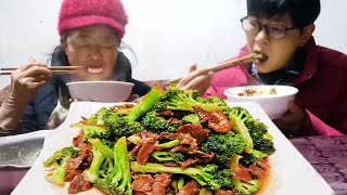 自家种的小花菜，九九摘来炒牛肉吃，绿色又下饭，吃开心了！【湘西九九美食】