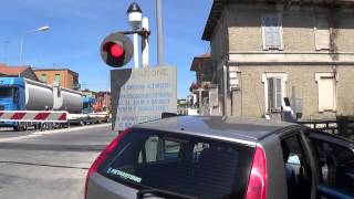 Passaggio a livello di via Giosuè Carducci in HD - Civitanova Marche (MC) // Level Crossing