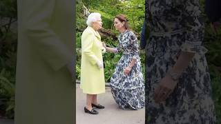 Queen Elizabeth, William, and Catherine enjoyed a walk in the garden. 🌳