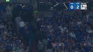 Schalke-Fans verlassen das Stadion nach der 0:2-Niederlage des KSV Holstein