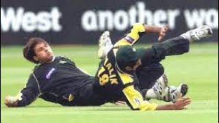 Shahid Afridi takes the catch and takes out Shoaib Malik who came over the top of him