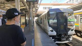 E257系5500番台OM-54編成が高崎駅4番線を試運転列車として発車する動画