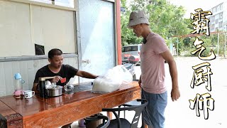 济公松用海盐做一桌豪华大餐，员工吃完后赞不绝口