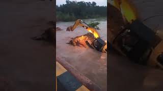 detik detik jembatan roboh excavator masuk sungai #alat_berat_indonesia #excavatorindonesia #shorts