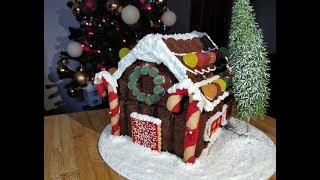 Casetta di natale con pavesini e pandoro farcito all'interno