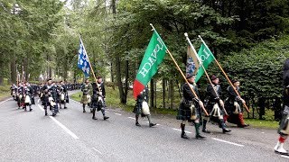 2017 Lonach Highlanders pochod přes krásný Strathdon ve skotské vysočině - 4K