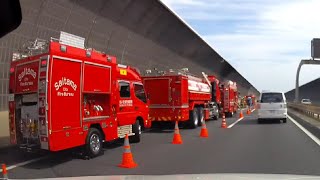 【車両火災】右折した瞬間、大渋滞で絶望…足場屋トラック丸焦げで消防・覆面・パトカー・パトロールカー大集結！路側帯に寄せて停車したのは幸いか…