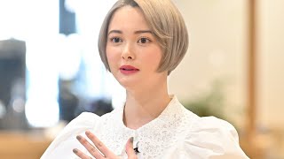 玉城ティナ、透け感スカートでほんのり美脚　シックな“金髪”とネイルがマッチ